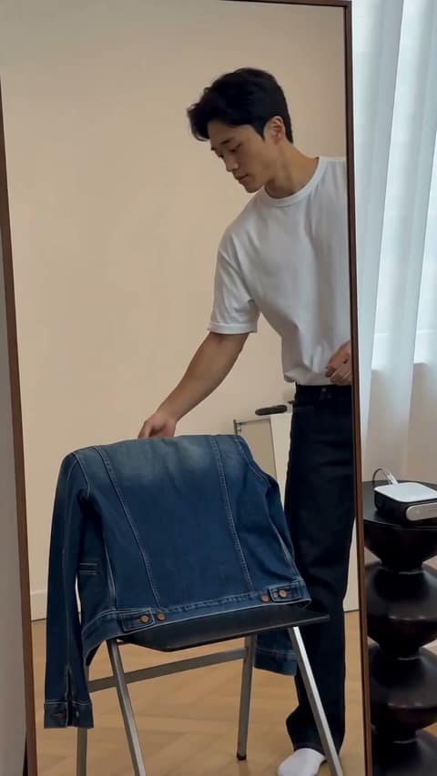 Kim medium-blue denim trucker jacket Try-On